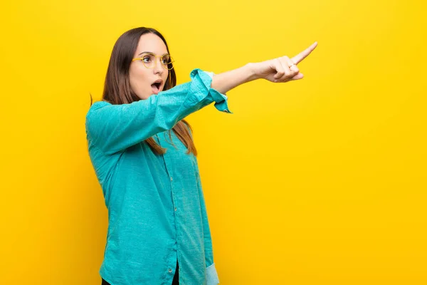 Jonge Mooie Vrouw Voelen Geschokt Verrast Wijzen Kijken Omhoog Ontzag — Stockfoto