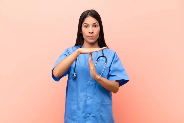 Joven Enfermera Latina Buscando Serio Severo Enojado Disgustado Haciendo Tiempo — Foto de Stock