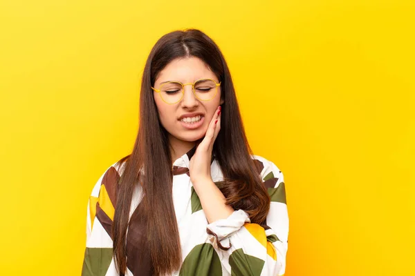 Jovem Mulher Bonita Segurando Bochecha Sofrendo Dor Dente Dolorosa Sentindo — Fotografia de Stock