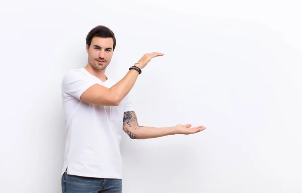 Jovem Homem Bonito Sorrindo Sentindo Feliz Positivo Satisfeito Segurando Mostrando — Fotografia de Stock