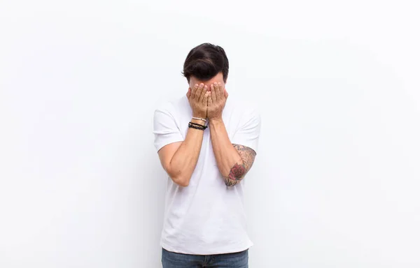 Чоловік Відчуває Сум Розчарований Нервовий Депресивний Покриваючи Обличчя Обома Руками — стокове фото