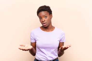 Genç, güzel, siyah bir kadın ağzı açık ve şaşırmış, şok olmuş ve hayrete düşmüş.