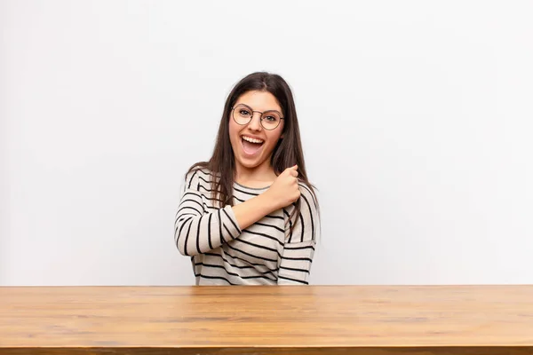 Jovem Bonita Mulher Sentindo Feliz Positivo Bem Sucedido Motivado Quando — Fotografia de Stock