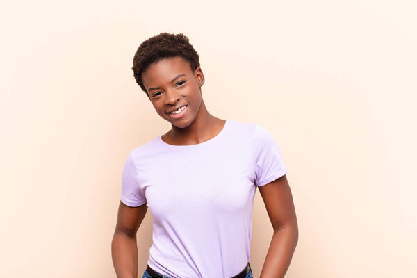 молодые довольно черные женщины весело и непринужденно с положительным, счастливым, уверенным и расслабленным выражением