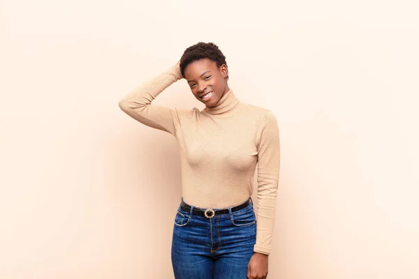 Joven Bastante Negro Mujersonriendo Alegre Casualmente Tomando Mano Cabeza Con — Foto de Stock