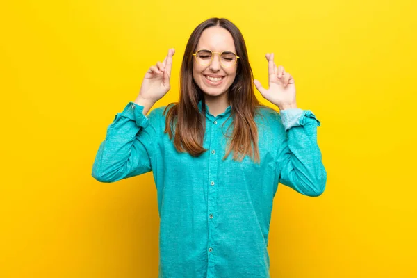 Jonge Mooie Vrouw Voelt Zich Nerveus Hoopvol Kruisen Vingers Bidden — Stockfoto