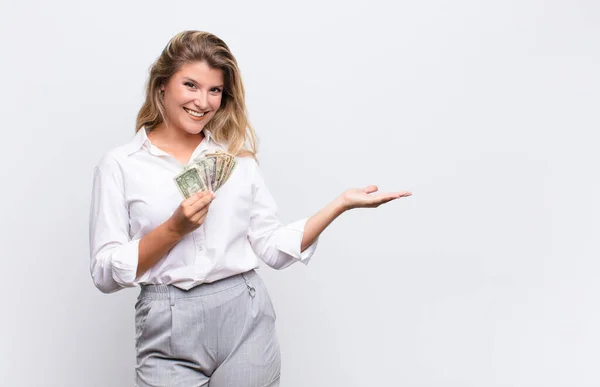 Joven Mujer Latina Bonita Sonriendo Alegremente Sintiéndose Feliz Mostrando Concepto — Foto de Stock