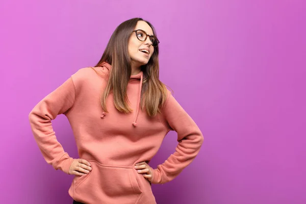 Jovem Mulher Bonita Olhar Feliz Alegre Confiante Sorrindo Orgulhosamente Olhando — Fotografia de Stock