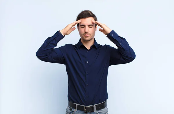 Homem Olhando Concentrado Pensativo Inspirado Brainstorming Imaginando Com Mãos Testa — Fotografia de Stock