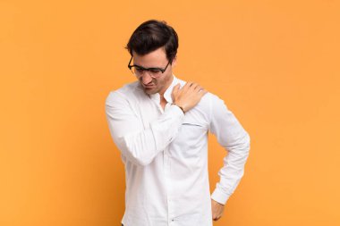 Yorgun, stresli, endişeli, hayal kırıklığına uğramış ve depresyonda hisseden bir adam. Sırtı ya da boynu ağrıyan biri.