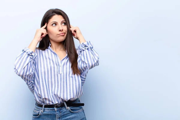 Junge Hübsche Frau Die Konzentriert Auf Eine Idee Schaut Und — Stockfoto