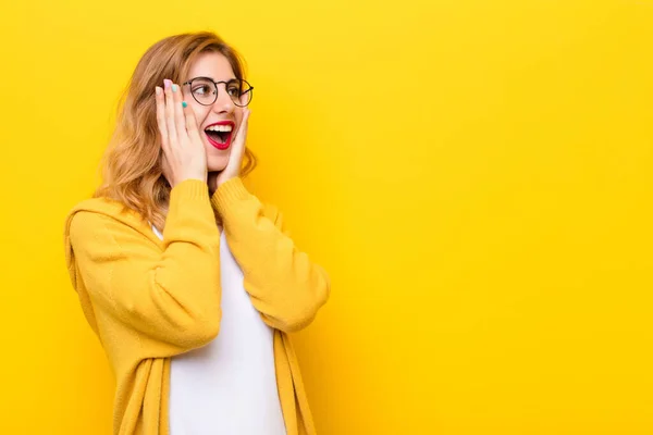 Ung Söt Blond Kvinna Känner Sig Glad Upphetsad Och Förvånad — Stockfoto