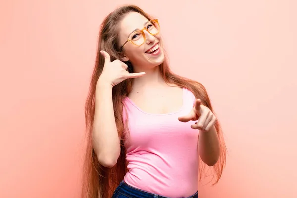 Yound Mulher Loira Sorrindo Alegremente Apontando Para Câmera Fazer Uma — Fotografia de Stock