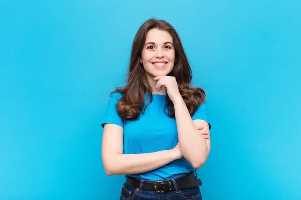 Giovane Bella Donna Guardando Felice Sorridente Con Mano Sul Mento — Foto Stock