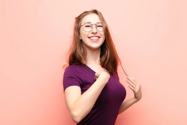 Yound Blonde Vrouw Zoek Gelukkig Trots Verrast Vrolijk Wijzend Naar — Stockfoto