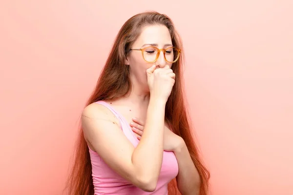 Genç Sarışın Kadın Boğazı Ağrıyormuş Grip Belirtileri Varmış Ağzı Kapalı — Stok fotoğraf