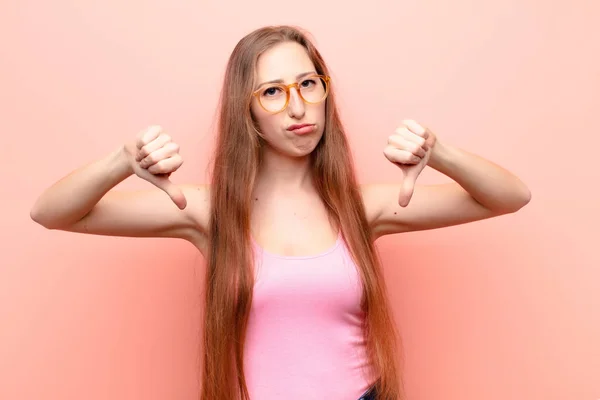 Yound Donna Bionda Che Sembra Triste Deluso Arrabbiato Mostrando Pollici — Foto Stock