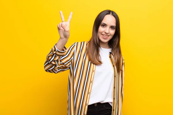 Jong Mooi Vrouw Glimlachen Kijken Gelukkig Zorgeloos Positief Gebaren Overwinning — Stockfoto