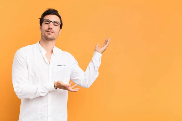 Jovem Bonito Homem Sorrindo Orgulhosa Confiantemente Sentindo Feliz Satisfeito Mostrando — Fotografia de Stock