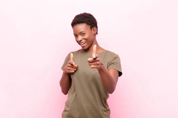 Νεαρή Όμορφη Μαύρη Γυναίκα Θετική Επιτυχημένη Χαρούμενη Στάση Που Δείχνει — Φωτογραφία Αρχείου