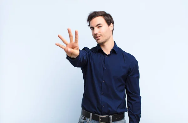 Joven Hombre Guapo Sonriendo Mirando Amigable Mostrando Número Cuatro Cuarto — Foto de Stock