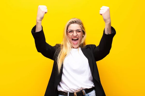 Ung Söt Blond Kvinna Firar Otrolig Framgång Som Vinnare Ser — Stockfoto