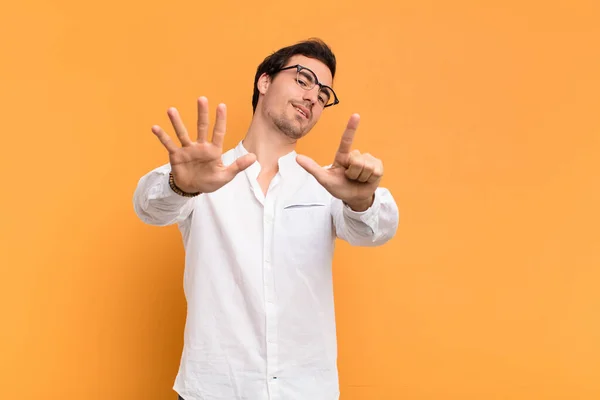 Junger Gutaussehender Mann Lächelt Und Sieht Freundlich Aus Zeigt Nummer — Stockfoto