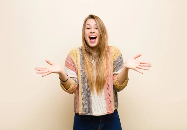 Jovem Loira Olhando Feliz Animado Chocado Com Uma Surpresa Inesperada — Fotografia de Stock