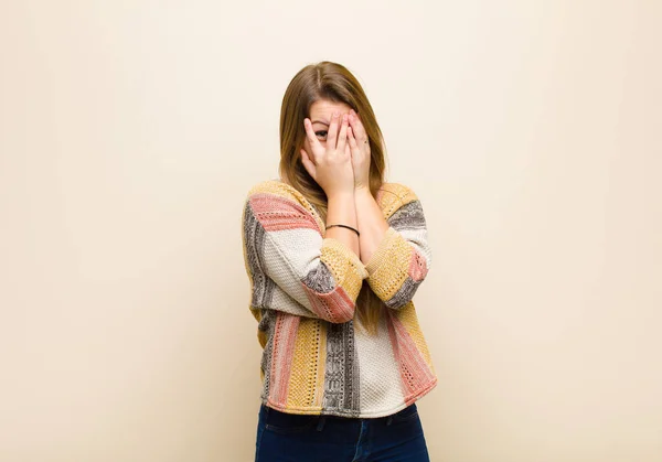 Ung Blond Kvinna Som Känner Sig Rädd Eller Generad Kikar — Stockfoto