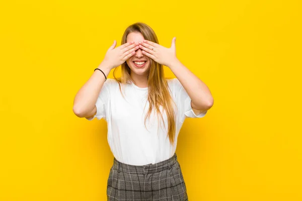 Ung Blond Kvinna Ler Och Känner Sig Lycklig Täcker Ögonen — Stockfoto