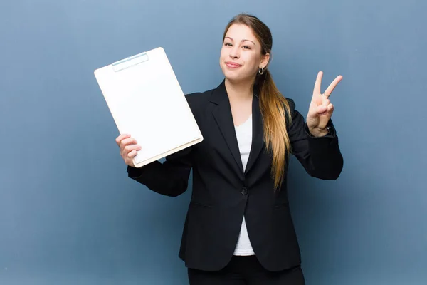 Jovem Loira Segurando Banner Folha Papel Contra Fundo Parede Grunge — Fotografia de Stock