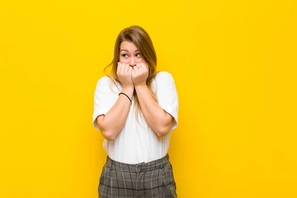 Ung Blond Kvinna Ser Orolig Orolig Stressad Och Rädd Bita — Stockfoto