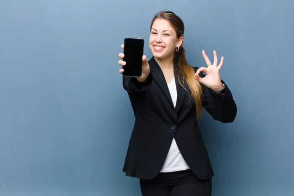 Ung Blond Kvinna Med Hjälp Smartphone Mot Grunge Vägg Bakgrund — Stockfoto