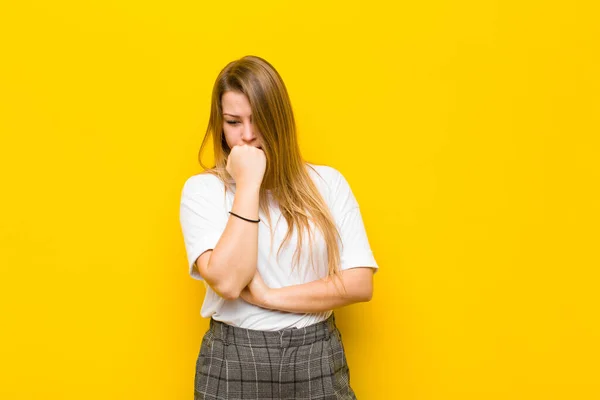 Ung Blond Kvinna Känner Sig Allvarlig Omtänksam Och Orolig Stirrar — Stockfoto