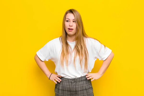 Mujer Rubia Joven Contra Pared Naranja —  Fotos de Stock