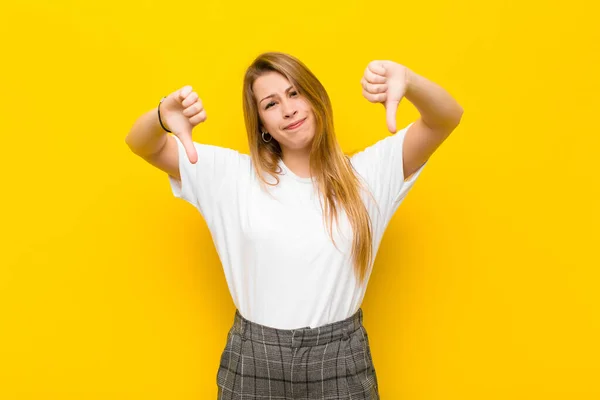 Jeune Femme Blonde Air Triste Déçu Colère Montrant Les Pouces — Photo