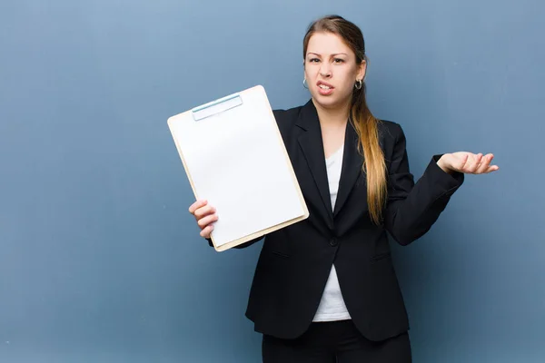 Jong Blond Vrouw Met Een Papier Blad Banner Tegen Grunge — Stockfoto