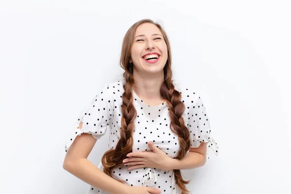 Genç Sarışın Kadın Komik Bir Şakaya Yüksek Sesle Gülüyor Mutlu — Stok fotoğraf