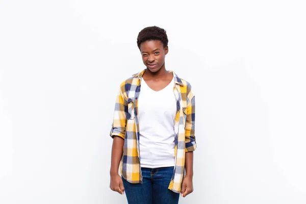 Genç Güzel Siyah Bir Kadın Mutlu Arkadaş Canlısı Görünüyor Gülümsüyor — Stok fotoğraf