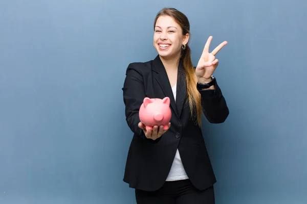 Jong Blond Vrouw Met Een Varkentje Bank Tegen Grunge Muur — Stockfoto