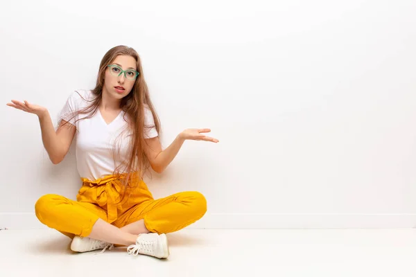 Yound Blonde Woman Feeling Puzzled Confused Unsure Correct Answer Decision — Stock Photo, Image