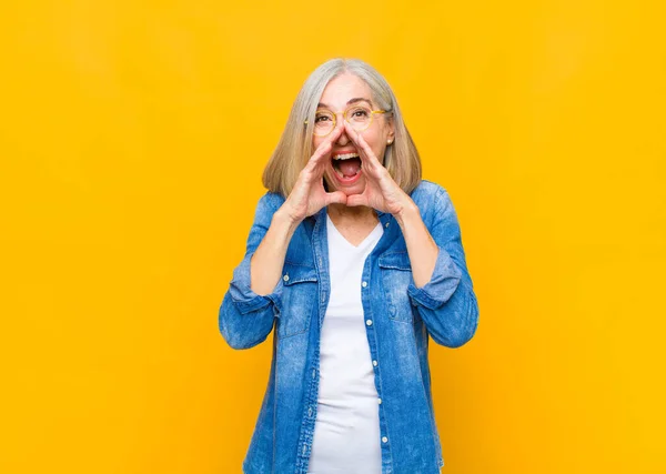 Seniores Meia Idade Mulher Bonita Sentindo Feliz Animado Positivo Dando — Fotografia de Stock