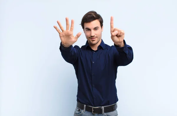 Gülümseyen Arkadaş Canlısı Görünen Bir Adam Numarayı Gösteriyor Elleri Önde — Stok fotoğraf
