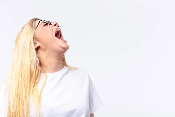 Giovane Bella Donna Bionda Urlando Furiosamente Urlando Aggressivamente Cercando Stressato — Foto Stock