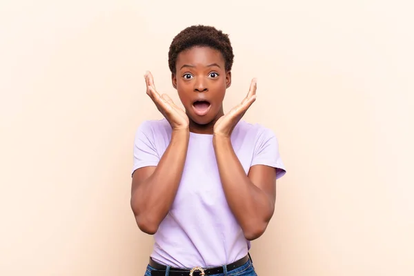 Joven Bastante Negro Mujersintiéndose Sorprendido Emocionado Riendo Sorprendido Feliz Debido —  Fotos de Stock