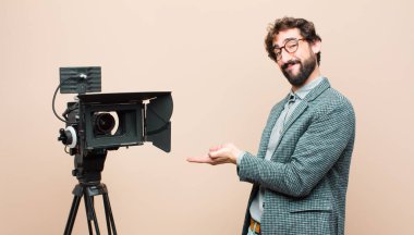 Televizyon sunucusu mutlu bir şekilde gülümsüyor, kendine güvenen, olumlu bakan, bir nesne ya da konsept sunan ve gösteren