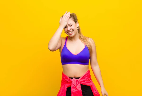 Young Blonde Woman Laughing Slapping Forehead Saying Doh Forgot Stupid — Stock Photo, Image