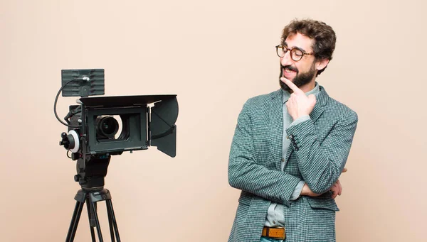 Presentatör Ler Med Ett Lyckligt Tryggt Uttryck Med Handen Hakan — Stockfoto