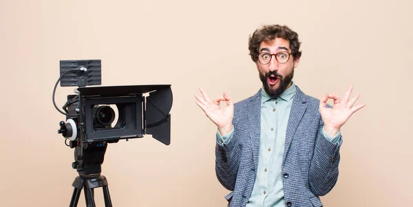 Televisie Presentator Gevoel Blij Ontspannen Tevreden Het Tonen Van Goedkeuring — Stockfoto