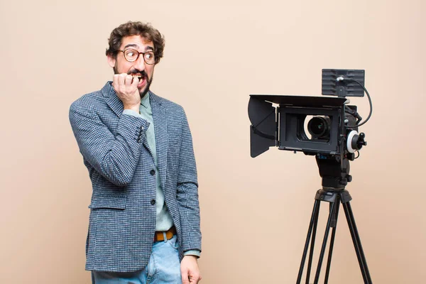 Televisie Presentator Kijken Bezorgd Angstig Gestrest Bang Bijten Nagels Kijken — Stockfoto